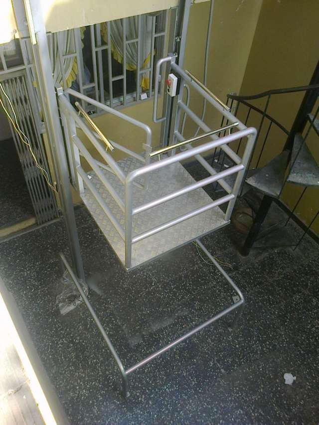Salvaescaleras portátil para subir escaleras con la silla de